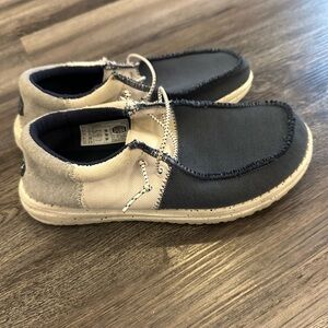 Hey Dude Wally Youth Size 4 Boys Unisex Shoes Sneakers Slip Ons